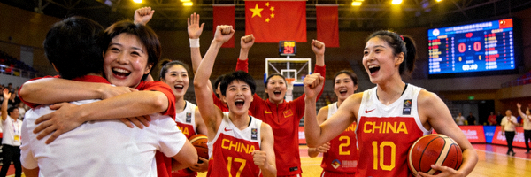 中国女篮队员庆祝胜利的新闻图片